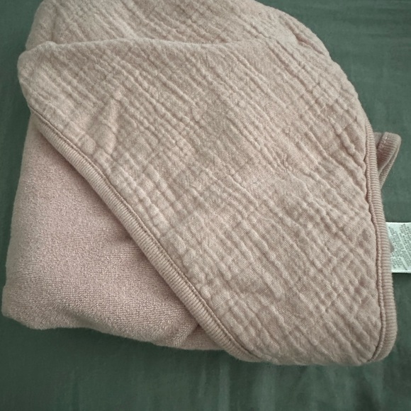 Pack of 3 Cloud Island Infant Hooded Towels with matching washcloths - Picture 4 of 6